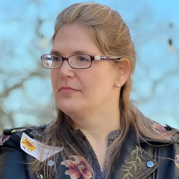 Kacki Headshot